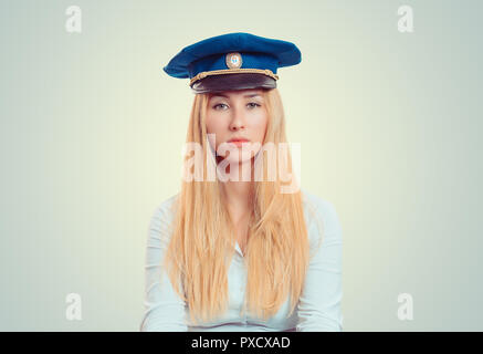 Junge blonde Frau trägt blaue Futter Cap und suchen so nüchtern an Kamera Stockfoto