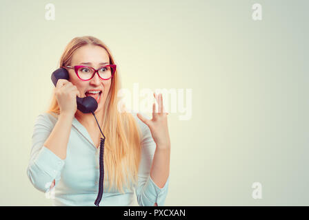 Junge schreiende Frau in Gläsern auf Telefone in Angst suchen Stockfoto