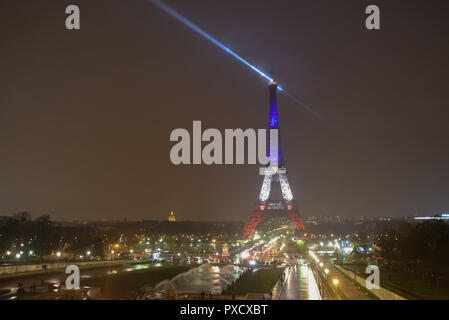 November 16, 2015 - Paris, Frankreich: Der Eiffelturm ist in der leuchtet blau-weiß-roten Farben der französischen Nationalflagge erinnert an die Opfer des 13. November Paris Terroranschläge zu bezahlen. La Tour Eiffel est illuminee aux Couleurs de la France en Hommage aux victimes des attaques terroristes du 13 Novembre 2015, qui ont fait 130 victimes ˆ Paris et Saint-Denis. *** Frankreich/KEINE VERKÄUFE IN DEN FRANZÖSISCHEN MEDIEN *** Stockfoto