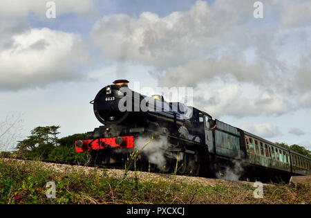 GWR King Class Lok No 6023 King Edward II verlässt Goodrington nach Kingswear auf der Dartmouth Steam Railway, 15th. September 2018. Stockfoto