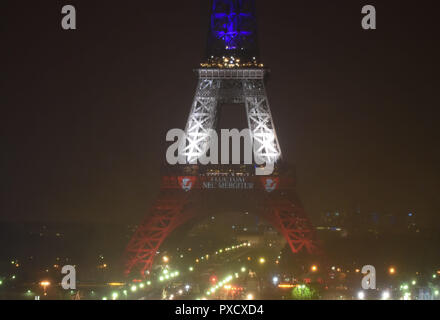 November 16, 2015 - Paris, Frankreich: Der Eiffelturm ist in der leuchtet blau-weiß-roten Farben der französischen Nationalflagge erinnert an die Opfer des 13. November Paris Terroranschläge zu bezahlen. La Tour Eiffel est illuminee aux Couleurs de la France en Hommage aux victimes des attaques terroristes du 13 Novembre 2015, qui ont fait 130 victimes ˆ Paris et Saint-Denis. *** Frankreich/KEINE VERKÄUFE IN DEN FRANZÖSISCHEN MEDIEN *** Stockfoto