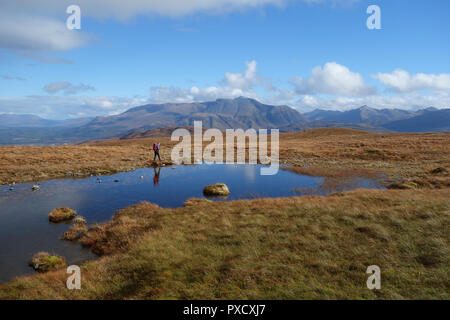 Man Walking auf Braigh Bhlaich in die schottischen Berge Corbett Stob Coire ein 'Chearcaill mit Ben Nevis im Hintergrund in den schottischen Highlands. Stockfoto