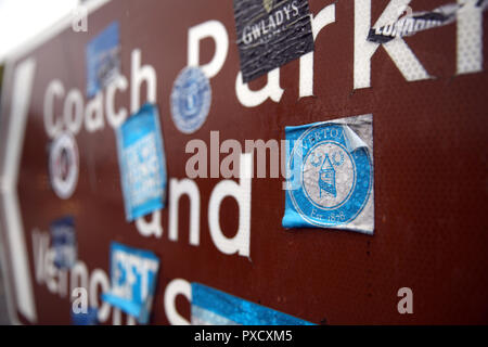 Allgemeine Ansicht von Everton Aufkleber auf einem Schild vor dem Premier League Spiel im Goodison Park, Liverpool. Stockfoto