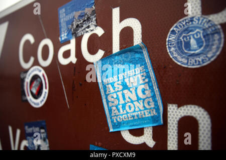 Allgemeine Ansicht von Everton Aufkleber auf einem Schild vor dem Premier League Spiel im Goodison Park, Liverpool. Stockfoto