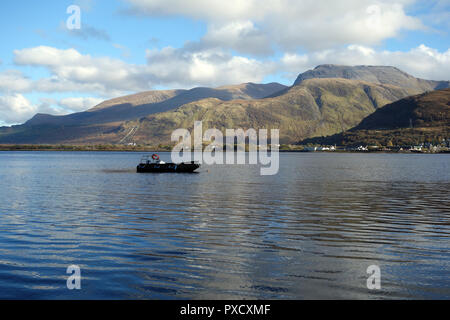 Schlauchboot Anker in den Loch Linnhe mit Ben Nevis im Hintergrund von Ardgour, Scottish Highlands, Schottland, Großbritannien. Schäbig Stockfoto