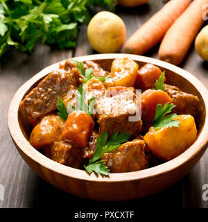 Fleisch Eintopf mit Gemüse in Houten. Gericht zum Abendessen. Nähe zu sehen. Stockfoto