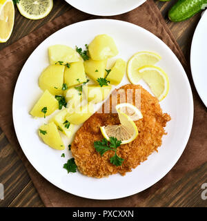 Schnitzel mit gekochte Kartoffel an der Platte. Ansicht von oben, in der Nähe Stockfoto