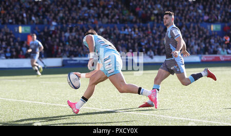 Glasgow Warriors DTH-van der Merwe läuft in ihrem zweiten Versuch während der Heineken europäischen Champions Cup Match in Cardiff Arms Park. Stockfoto