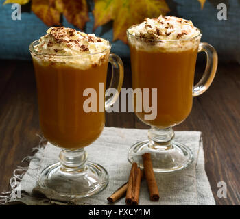 Heißes Gemüse Getränk. Kürbis Latte mit Sahne und Zimt in Gläsern Stockfoto