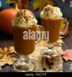 Kürbis Latte mit Schlagsahne und Zimt in Gläser. Warmes Gemüse Getränk. Stockfoto