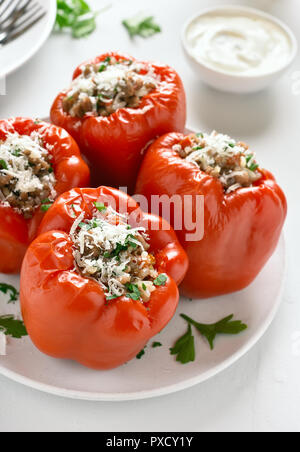 Red Paprika gefüllt mit Hackfleisch, Reis, Parmesan. Leckeres Gericht zum Abendessen Stockfoto
