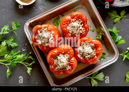 Lecker gefüllte rote Paprika mit Hackfleisch, Reis, Zwiebel, Parmesan in der Wanne. Ansicht von oben Stockfoto