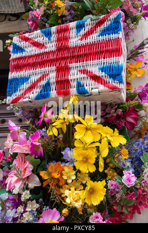 Union Flag behindert unter bunten Blumen im Sommer Stockfoto