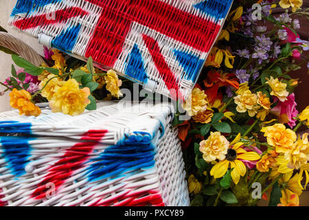 Union Flag behindert unter bunten Blumen im Sommer Stockfoto