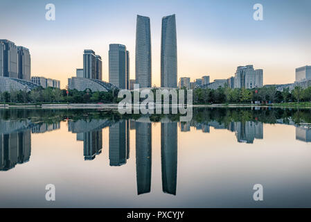 Die Stadt bei Sonnenuntergang Zeit in Chengdu, China. Stockfoto