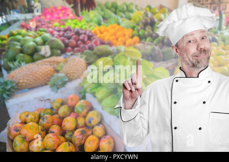 Weißer Mann mittleren Alters mit grünem Hintergrund Stockfoto