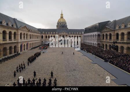 November 27, 2015 - Paris, Frankreich: Frankreich hat einen nationalen Zeremonie Hommage an die 130 Leute in den November 13 Angriffen getötet zu bezahlen. Die Ehrung fand in Anwesenheit des französischen Präsidenten François Hollande, Mitgliedern der Regierung und bedeutenden französischen Politiker, Mitglieder der Rettung, das Militär und die Polizei. Kerben der Angehörigen der Opfer sowie Personen, die sich die Angriffe verletzt waren ebenfalls anwesend. Zeremonie d'Hommage nationale aux victimes des Attentats du 13 Juin 2015, dans le cadre des Invalides Paris. *** Frankreich/KEINE VERKÄUFE IN DEN FRANZÖSISCHEN MEDIEN *** Stockfoto