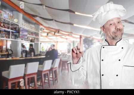 Weißer Mann mittleren Alters mit grünem Hintergrund Stockfoto