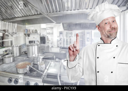 Weißer Mann mittleren Alters mit grünem Hintergrund Stockfoto