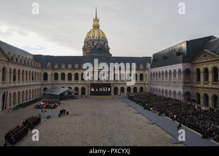 November 27, 2015 - Paris, Frankreich: Frankreich hat einen nationalen Zeremonie Hommage an die 130 Leute in den November 13 Angriffen getötet zu bezahlen. Die Ehrung fand in Anwesenheit des französischen Präsidenten François Hollande, Mitgliedern der Regierung und bedeutenden französischen Politiker, Mitglieder der Rettung, das Militär und die Polizei. Kerben der Angehörigen der Opfer sowie Personen, die sich die Angriffe verletzt waren ebenfalls anwesend. Zeremonie d'Hommage nationale aux victimes des Attentats du 13 Juin 2015, dans le cadre des Invalides Paris. *** Frankreich/KEINE VERKÄUFE IN DEN FRANZÖSISCHEN MEDIEN *** Stockfoto