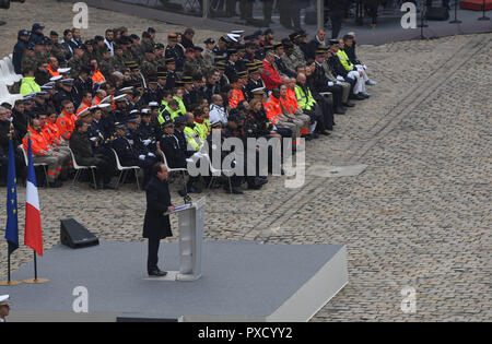 November 27, 2015 - Paris, Frankreich: der französische Präsident Francois Hollande spricht während einer nationalen Zeremonie Hommage an die 130 Leute in den November 13 Angriffen getötet zu bezahlen. Die Ehrung fand in Anwesenheit von Mitgliedern der Regierung und bedeutenden französischen Politiker, Mitglieder der Rettung, das Militär und die Polizei. Kerben der Angehörigen der Opfer sowie Personen, die sich die Angriffe verletzt waren ebenfalls anwesend. Zeremonie d'Hommage nationale aux victimes des Attentats du 13 Juin 2015, dans le cadre des Invalides Paris. *** Frankreich/KEINE VERKÄUFE IN DEN FRANZÖSISCHEN MEDIEN *** Stockfoto