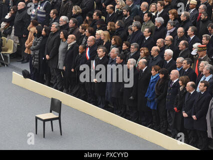 November 27, 2015 - Paris, Frankreich: Frankreich hat einen nationalen Zeremonie Hommage an die 130 Leute in den November 13 Angriffen getötet zu bezahlen. Die Ehrung fand in Anwesenheit des französischen Präsidenten François Hollande, Mitgliedern der Regierung und bedeutenden französischen Politiker, Mitglieder der Rettung, das Militär und die Polizei. Der nächste Präsident, Emmanuel Längestrich, ist auf die extreme Rechte der Gruppe sichtbar. Zeremonie d'Hommage nationale aux victimes des Attentats du 13 Juin 2015, dans le cadre des Invalides Paris. *** Frankreich/KEINE VERKÄUFE IN DEN FRANZÖSISCHEN MEDIEN *** Stockfoto