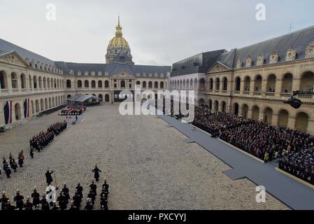 November 27, 2015 - Paris, Frankreich: Frankreich hat einen nationalen Zeremonie Hommage an die 130 Leute in den November 13 Angriffen getötet zu bezahlen. Die Ehrung fand in Anwesenheit des französischen Präsidenten François Hollande, Mitgliedern der Regierung und bedeutenden französischen Politiker, Mitglieder der Rettung, das Militär und die Polizei. Kerben der Angehörigen der Opfer sowie Personen, die sich die Angriffe verletzt waren ebenfalls anwesend. Zeremonie d'Hommage nationale aux victimes des Attentats du 13 Juin 2015, dans le cadre des Invalides Paris. *** Frankreich/KEINE VERKÄUFE IN DEN FRANZÖSISCHEN MEDIEN *** Stockfoto