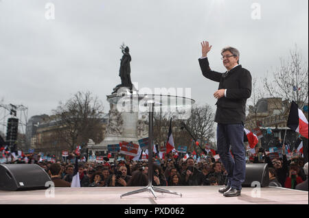 März 18, 2017 - Paris, Frankreich: Far-Left leader Jean-Luc Melenchon Adressen seine Anhänger während einer Wahlkampfveranstaltung in Place de la Republique. Mehr als 100 000 Menschen nehmen an seinen März für eine Sechste Republik zwischen Bastille und Republique in Paris, fünf Wochen vor der ersten Runde der französischen Präsidentschaftswahlen. Le chef de la France Insoumise, Jean-Luc Melenchon, lors d'un-Sitzung geant organisieren Place de la Republique Paris dans le cadre de la campagne presidentielle 2017. *** Frankreich/KEINE VERKÄUFE IN DEN FRANZÖSISCHEN MEDIEN *** Stockfoto