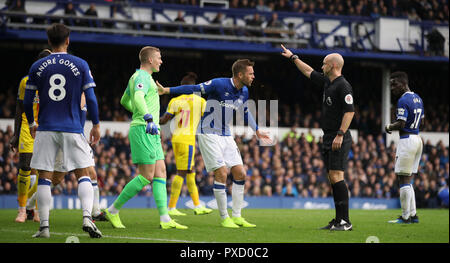 Everton ist gylfi Sigurdsson (Mitte) spricht Anthony Taylor als Schiedsrichter nach Crystal Palace sind eine Ecke in der Premier League Spiel im Goodison Park, Liverpool vergeben. Stockfoto