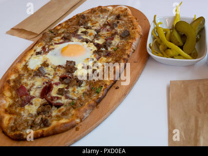 Fleisch stolz Gehacktes, traditionelle türkische Pizza auf weißem Hintergrund Stockfoto