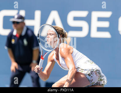 New York, NY - August 29, 2018: Camila Giorgi in Italien serviert während der US Open 2018 2.Runde gegen Venus Williams aus den USA an USTA Billie Jean King National Tennis Center Stockfoto