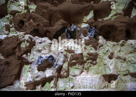 Flint eingebettet in die Felswand von Grime's Graves, Norfolk, England Stockfoto