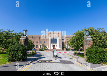 Der Haupteingang zum Queen Elizabeth Hospital der 1930er Jahre, das heute die University of Birmingham Medical School, Birmingham, England ist Stockfoto