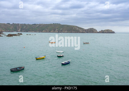 Viele Ruderboote an Saints Bay Harbor in Guernsey Stockfoto