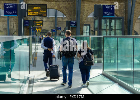 Pendler Spaziergang entlang der Verbindungsbrücke am Bahnhof King's Cross, London, UK Stockfoto