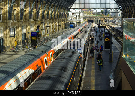 Blick auf den wichtigsten Plattformen in King's Cross Bahnhof mit Zügen und Pendler, London, UK Stockfoto