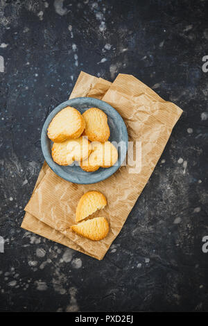 Shortbread Cookies in Form von Herzen in einem kleinen Teller auf einem dunklen Hintergrund. Ansicht von oben. Stockfoto