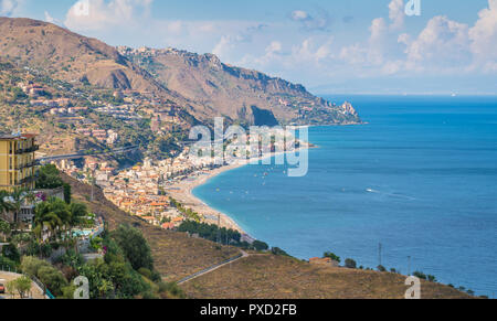 Panoramablick von der antiken griechischen Theater in Taormina. Provinz Messina, Sizilien, Süditalien. Stockfoto