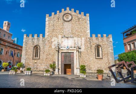 Fassade des Doms von Taormina. Provinz Messina, Sizilien, Süditalien. Stockfoto