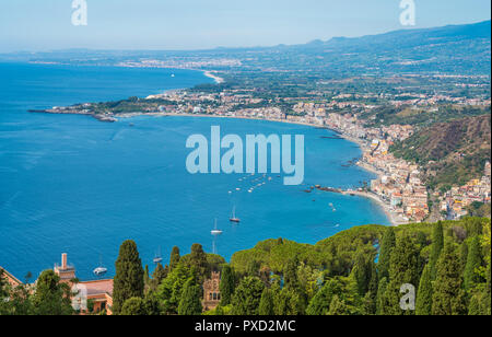 Panoramablick von der antiken griechischen Theater in Taormina. Provinz Messina, Sizilien, Süditalien. Stockfoto