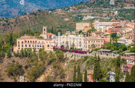 Panoramablick von der antiken griechischen Theater in Taormina. Provinz Messina, Sizilien, Süditalien. Stockfoto