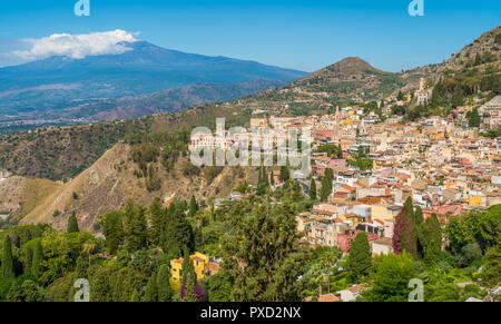 Panoramische Sicht mit Taormina, Ätna, von der antiken griechischen Theater. Provinz Messina, Sizilien, Süditalien. Stockfoto