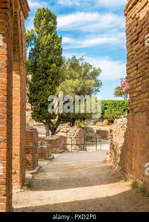 Ruinen der antiken griechischen Theater in Taormina an einem sonnigen Sommertag. Provinz Messina, Sizilien, Süditalien. Stockfoto