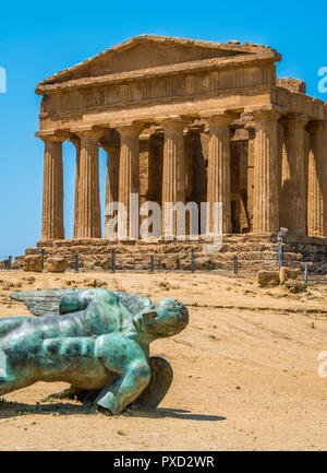 Tempel der Concordia und die Statue der Gefallenen Icarus, in das Tal der Tempel. Agrigento, Sizilien, Süditalien. Stockfoto