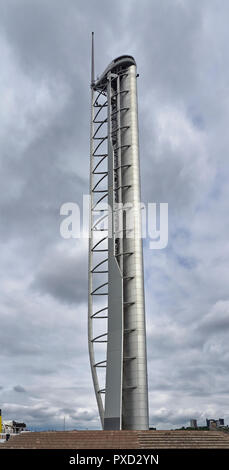 Der Glasgow Tower, ursprünglich als der Millennium Tower bekannt an einem bewölkten Tag im Sommer in Glasgow, Schottland, Großbritannien Stockfoto