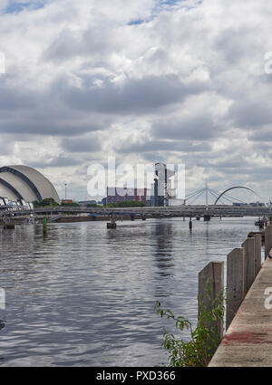 Blick nach Osten vom Pacific Quay in Glasgow, mit der sek Armadillo und die Glocke und Millennium Fußgängerbrücken über den Fluss Clyde in Schottland. Stockfoto