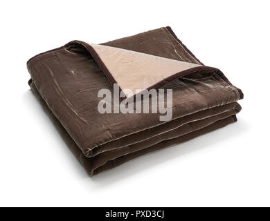 Braune Decke aus velor Stoff, fein säuberlich gefaltet, auf weißem Hintergrund Stockfoto