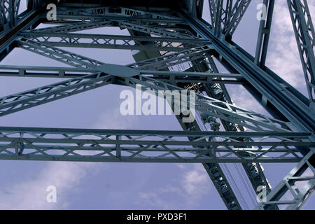 Sie suchen den zentralen Spalte an der Struts, Kabel und Innenleben der mächtigen Titan Kran, liegt am Ufer des Flusses Clyde in Clydebank, in der Nähe von Glasgow. Stockfoto