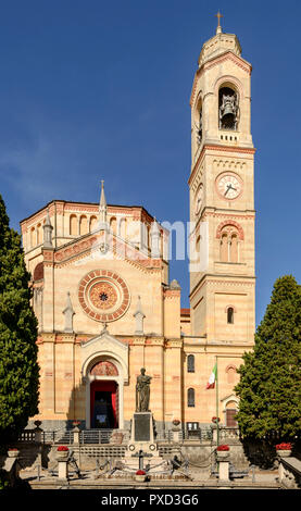 Blick auf San Lorenzo Kirche im Dorf am Ufer des Lario See, im Hellen fällt Licht in Tremezzo, Como, Italien geschossen Stockfoto