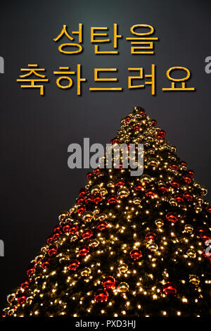 Einen Weihnachtsbaum mit goldenen und roten Dekoration. Die koreanische Text "성탄을 축하드려요" bedeutet "Frohe Weihnachten". Ein perfekter Urlaub Grußkarte. Stockfoto